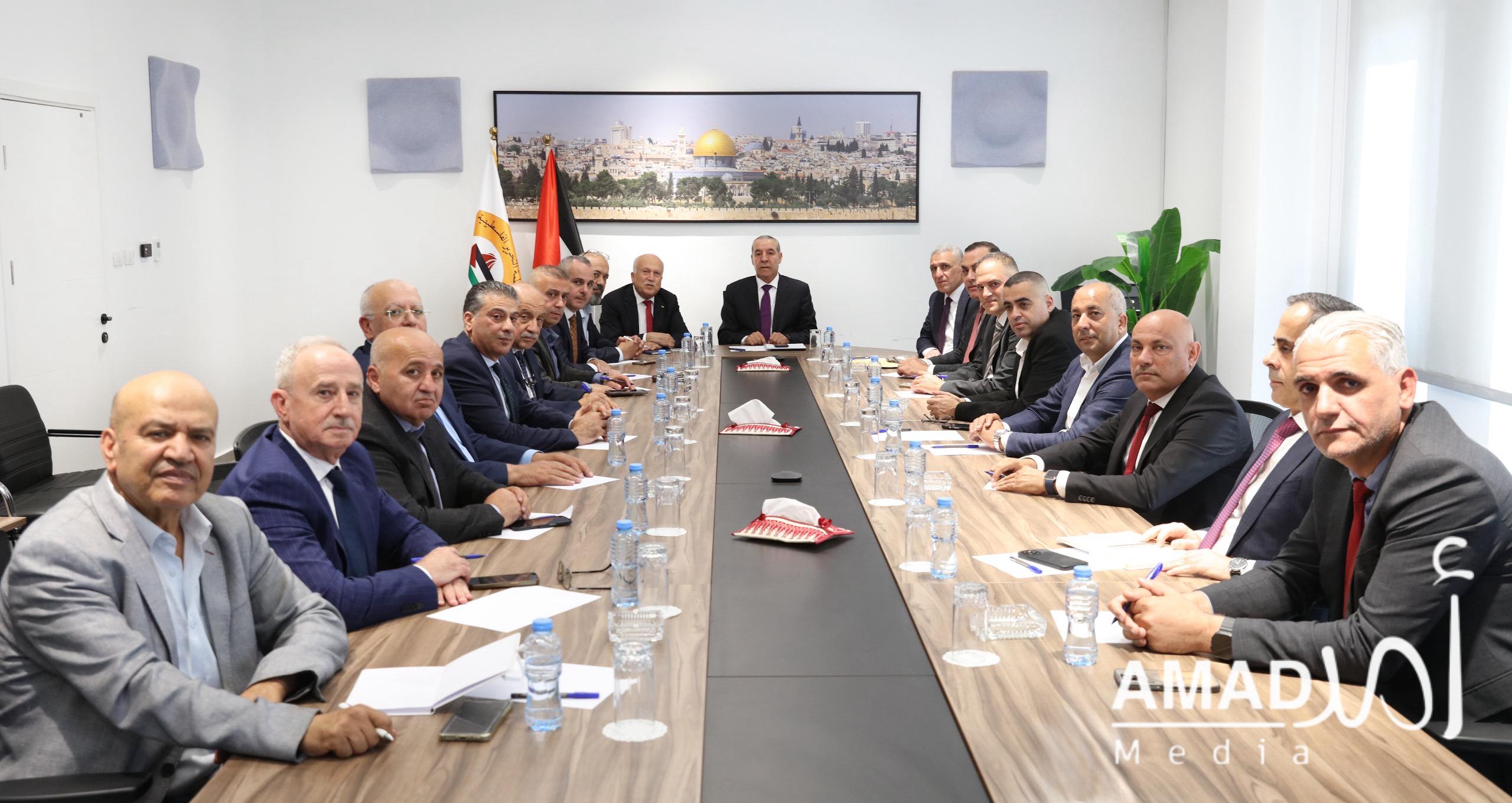 الشيخ يبحث مع الغرف التجارية تداعيات الأزمة الاقتصادية على حياة المواطنين 