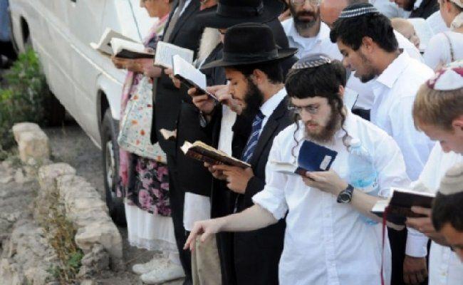مستوطنون يؤدون طقوساً تلمودية في السموع بالخليل
