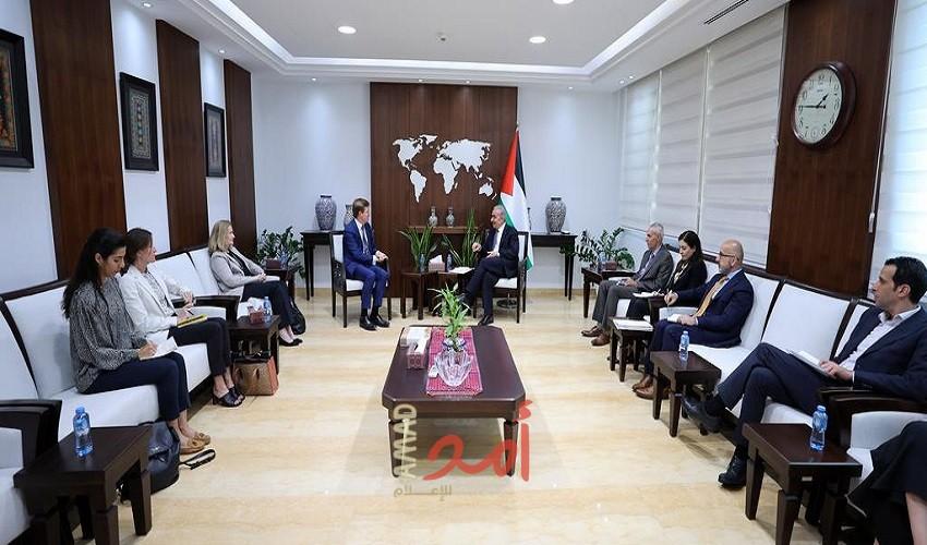 اشتية يطالب وفدًا من الخارجية البريطانية بإلغاء فكرة مراجعة وضع السفارة في إسرائيل