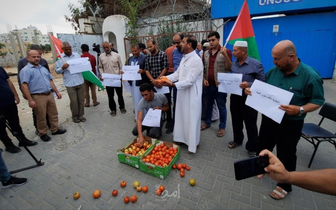 مزارعو غزة يحتجون على "العراقيل" التي تضعها سلطات الاحتلال أمام السلع الزراعية