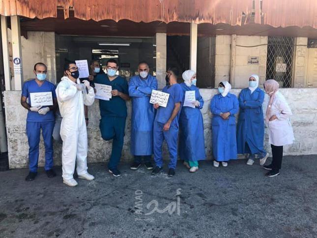 عقب الاعتداء على ممرض .. وقفة احتجاجية في المستشفى الوطني بنابلس