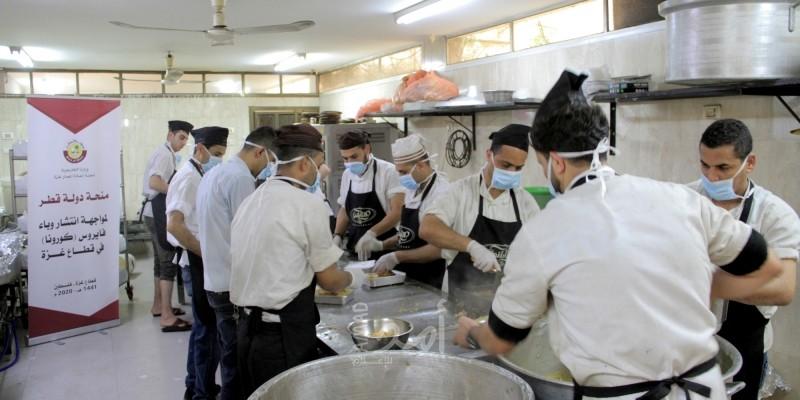 العمادي: مستمرون في تقديم وجبات الإفطار والسحور للمحجورين صحياً بغزة