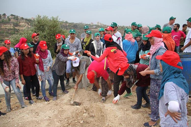 طلبة من جامعة بيرزيت يواجهون الاستيطان بحملة استصلاح الأراضي