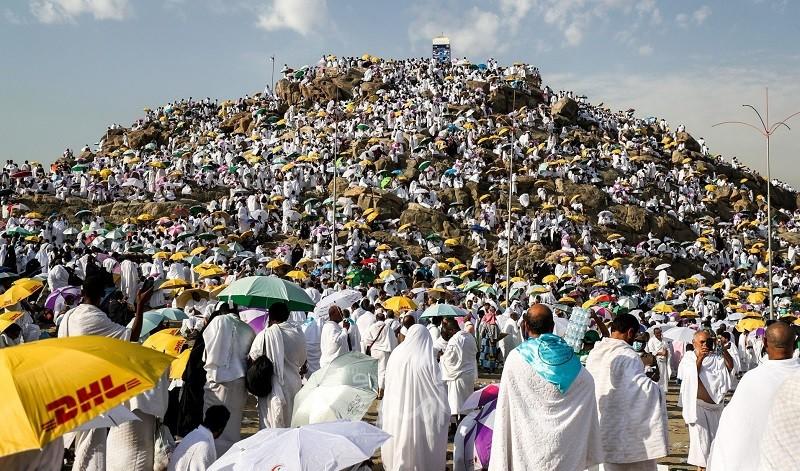 السعودية: الحجاج يقفون على صعيد عرفات لتأدية "الركن الأعظم"
