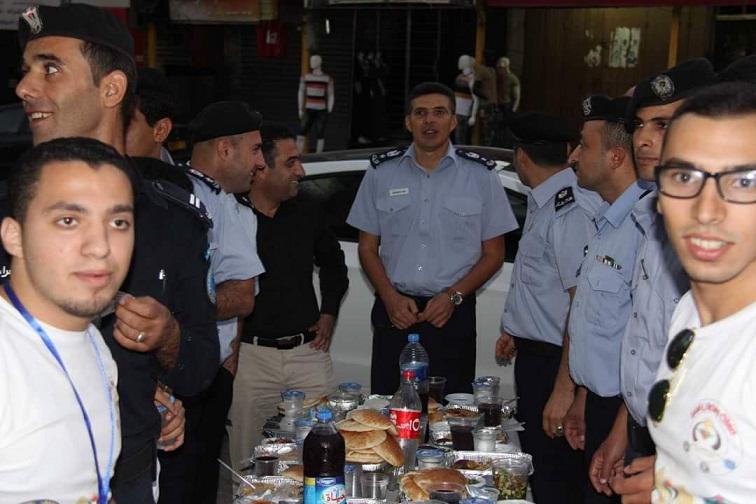 حملة شبابية للإفطار مع دوريات الشرطة في قلقيلية