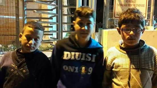 جيش الاحتلال يعتقل 3 أطفال على حاجز بالخليل