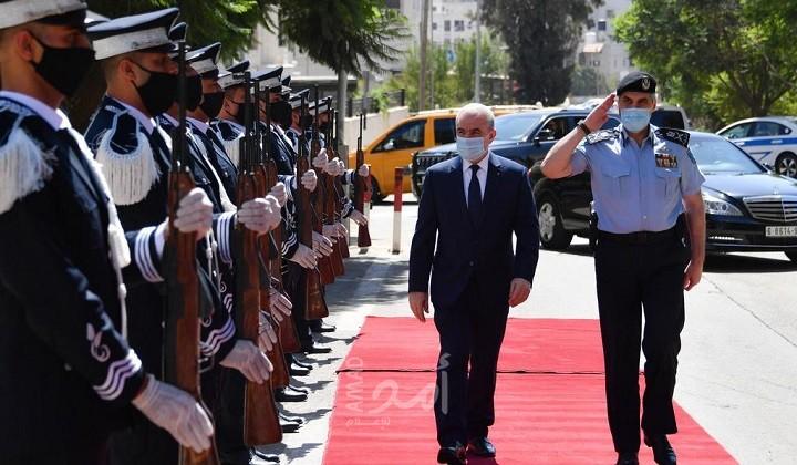 اشتية يشيد بجهود الشرطة في مكافحة "كورونا" ويطلعهم على أخر التطورات السياسية