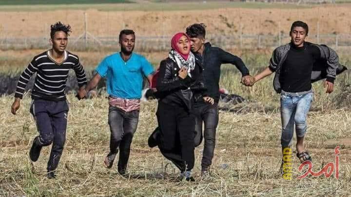 صورة لشبان يشكلون سلسلة بشرية لحماية فتاة من قناصة الاحتلال شرق غزة