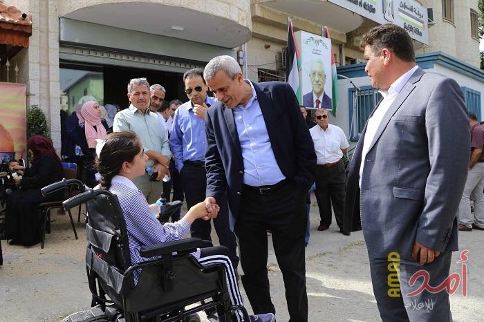 بالصور - رواجبة يسلم 20 كرسي كهربائي مقدمة من الجالية الفلسطينية في أمريكا  لأشخاص ذوي إعاقة