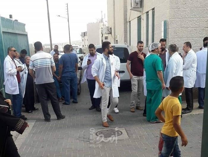 وقفة إحتجاجية في مستشفى أريحا إثر تعرض إحدى الممرضات للضرب أثناء دوامها