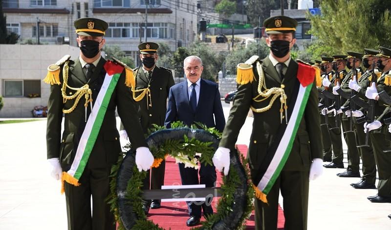"اشتية" يضع إكليلاً من الزهور على ضريح الشهيد "ياسر عرفات"