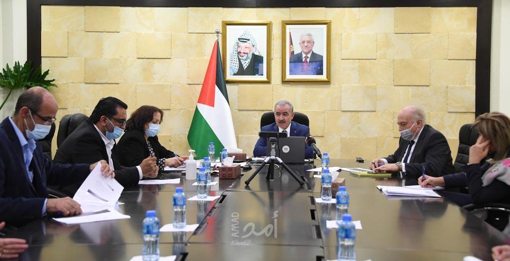 اشتية يبحث الآليات والجاهزية للبدء في التطعيم ويوعز  للبدء بالتسجيل للتطعيم