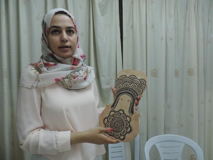 منى اشتيه...هندسة بلمسة الجمال حولت المخلفات لزركشات