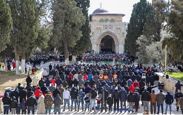 القدس: 30 ألف مصل يؤدون "الجمعة" في المسجد الأقصى
