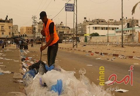 بلدية خان يونس تجمع وتُرحل 4016 طن نفايات من شوارع المدينة
