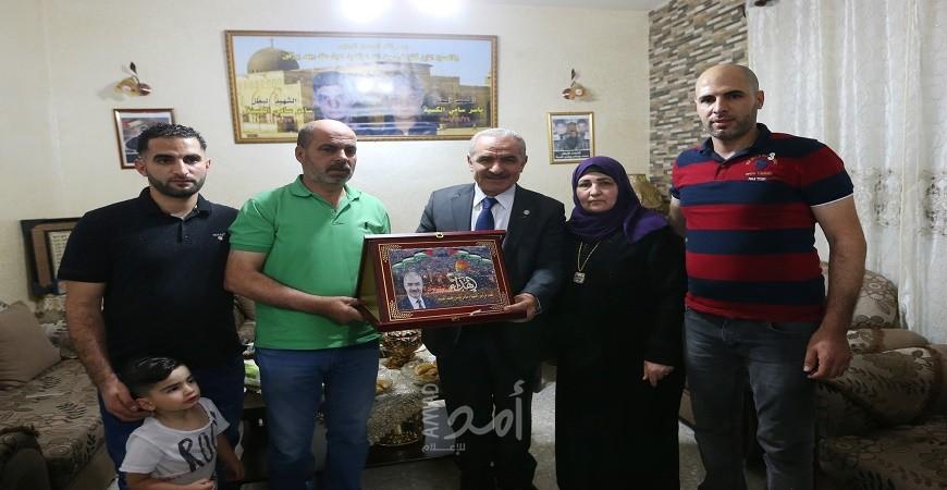 أشتية يقوم بجولة في مخيم قلنديا شارك خلالها عائلة "خنساء القدس" مائدة الإفطار