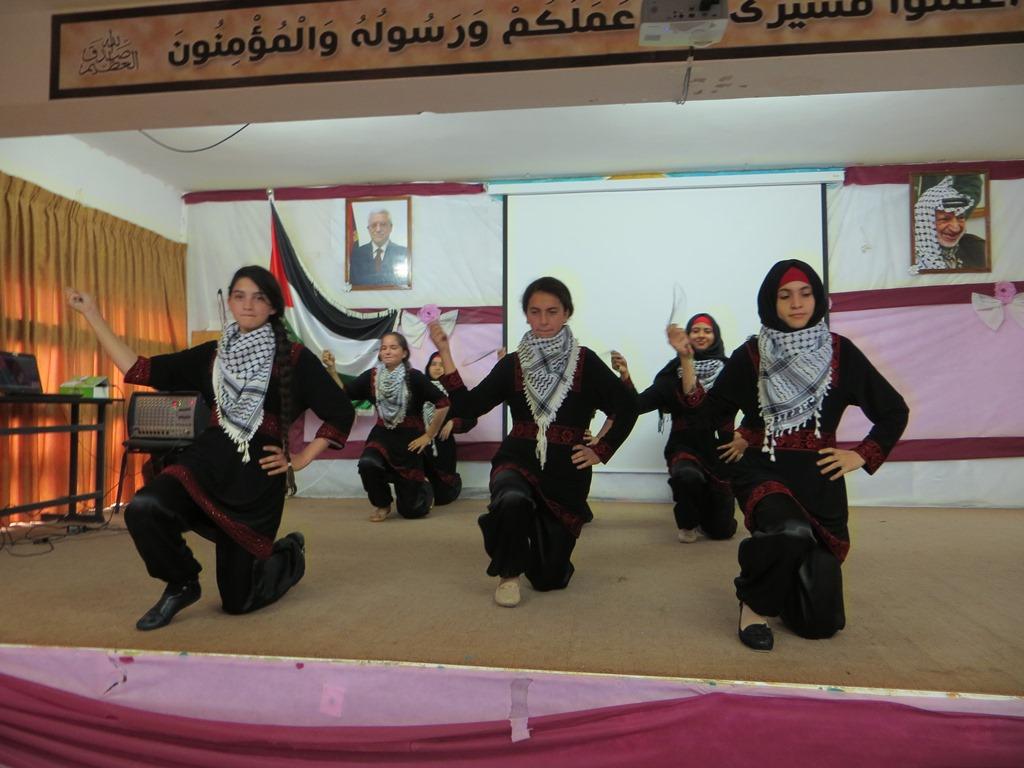 تربية قلقيلية تواصل احتفالاتها بيوم الاستقلال والكوفية وتجري مسابقات الدبكة الشعبية لمدارس الذكور والإناث