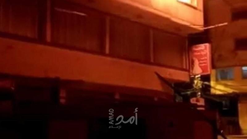 غزة: حريق هائل في منزل ومخازن للكنب والاسفنج بمخيم الشاطئ