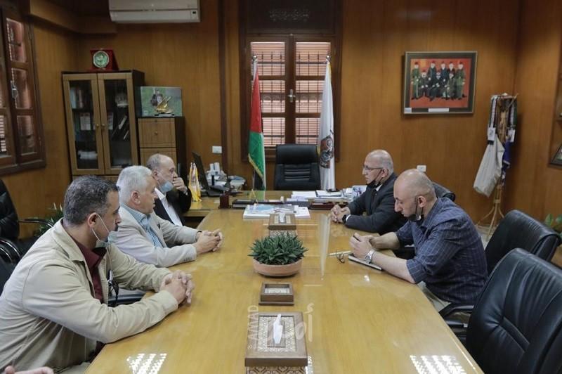 القدوة يشيد بدور بلدية غزة في تقديم الخدمات للمواطنين