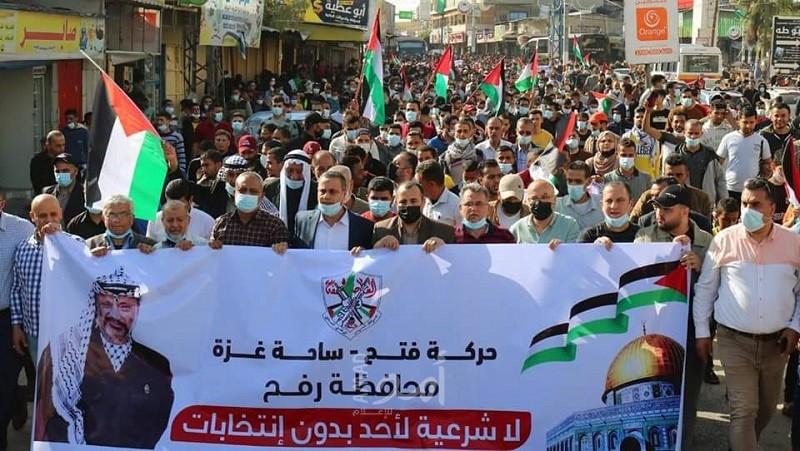 في مظاهرة هي الأوسع..غزة: آلاف يتظاهرون أمام مقر لجنة الانتخابات رفضاً للتأجيل - صور