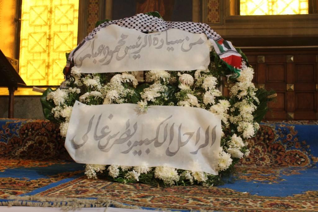 سفير فلسطين بالقاهرة يقدم واجب العزاء في بطرس غالي