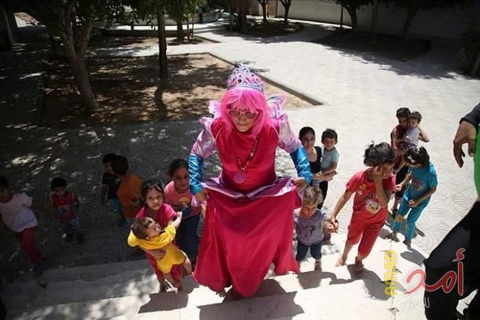 بالصور - دينا نصار .. "مهرجة طبية" تحدُّ من آلام المرضى الأطفال بغزة بطريقتها الخاصة