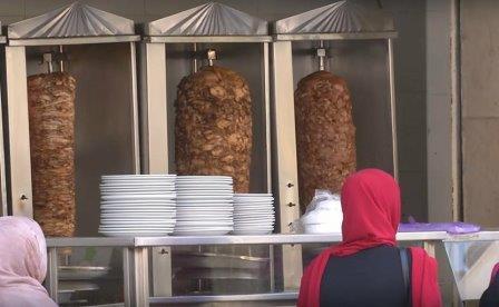 تقرير بالصور - المطاعم بغزة.. تحت مجهر الجهات الرقابية