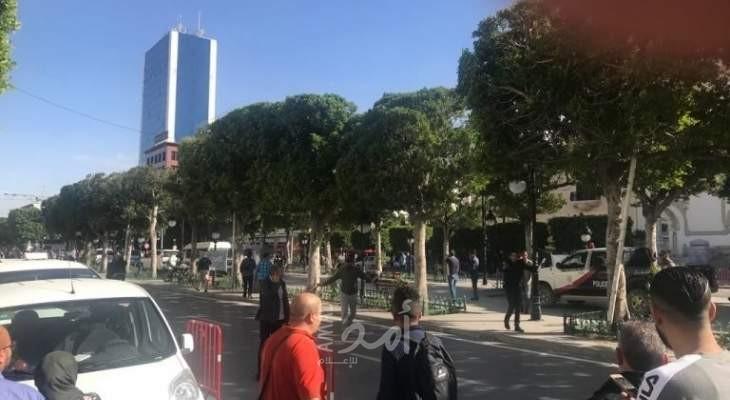 بالصور والفيديو - محدث"4".. قتيل إصابات في تفجير انتحاري يستهدف سيارة شرطة وسط العاصمة التونسية..