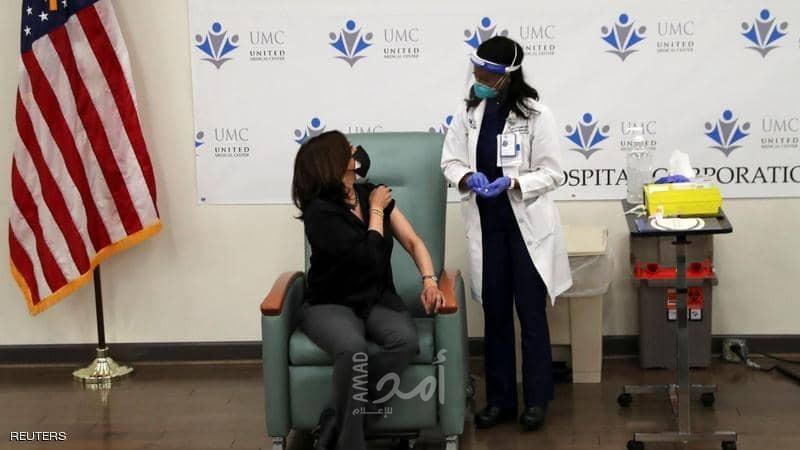 كامالا هاريس تتلقى لقاح موديرنا وتدعو للوثوق به