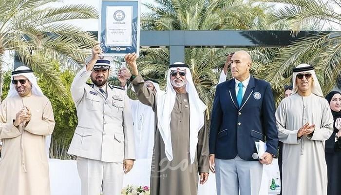 الإمارات تدخل "موسوعة غينيس" بأطول سلسلة تصافح بالأيدي - فيديو وصور