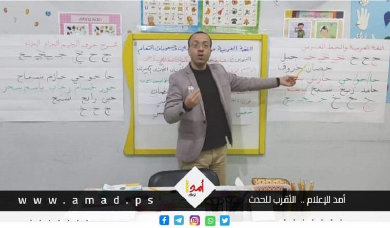 محمد الخضري.. محاضر جامعي يحاكي التعليم الإلكتروني بطرق ابداعية