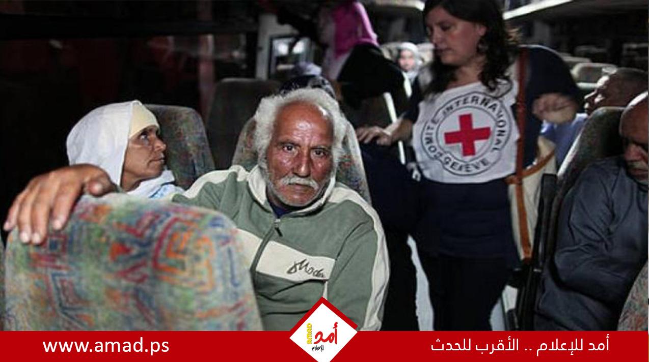 (32) من أهالي أسرى غزة يغادرون لزيارة أبناءهم في سجن "النقب"