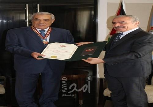 أشتية يمنح وسام نجمة القدس للسفير الجزائري في مصر
