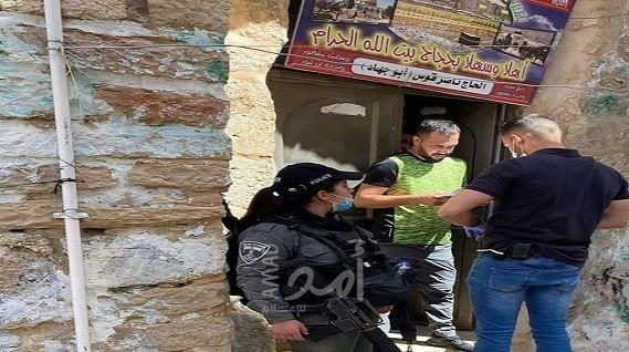 صور ..القدس: قوات الاحتلال تعتقل شابين وتسلم آخر قرار بالإبعاد عن المسجد الأقصى