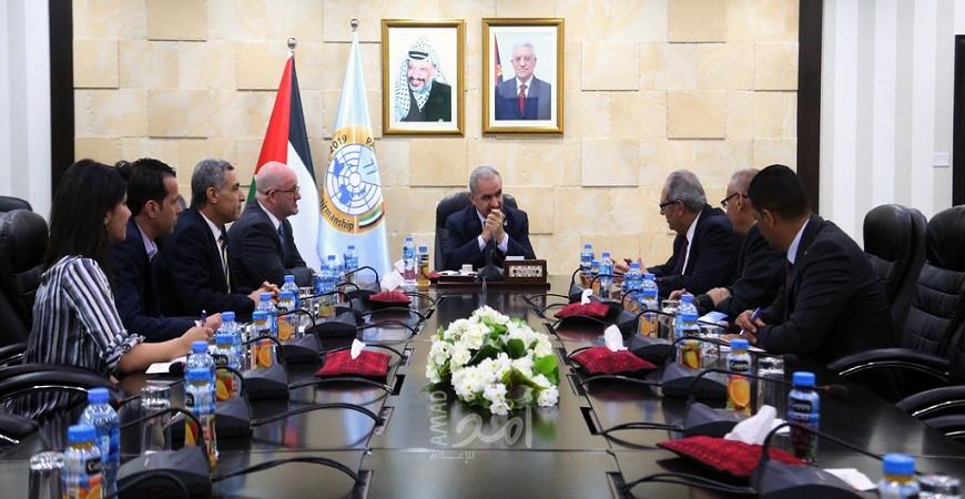 أشتية: الحكومة تضع قضايا التعليم على رأس أولوياتها