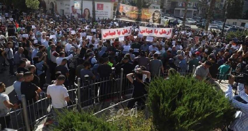 رام الله: تظاهرة  تنديدًا باغتيال نزار بنات.. و حواجز أمنية على مداخل المدينة