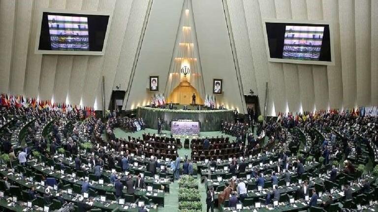نواب إيرانيون يطالبون باستدعاء السفير الصيني على خلفية تشكيكه بمعلومات وزارة الصحة حول كورونا