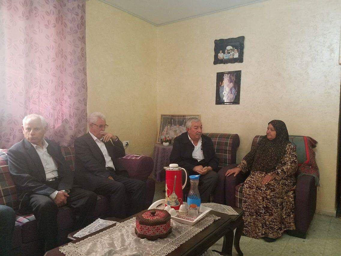 قيادة فتح تزور ام ناصر حميد ( سنديانة فلسطين)  المضربة عن الطعام