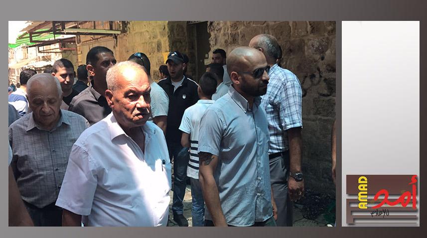 بالصور والفيديو.. مجموعة من مسيحيي حارة النصارى يتضامنون مع المرابطين امام باب المجلس في القدس المحتلة
