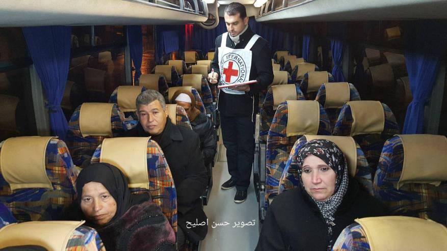 43 من أهالي أسرى غزة يزورن أبناءهم في "نفحة"