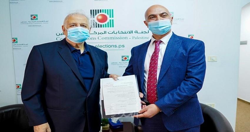 حنا ناصر يسلم ممثل التعاون الإسلامي دعوة للرقابة على الانتخابات