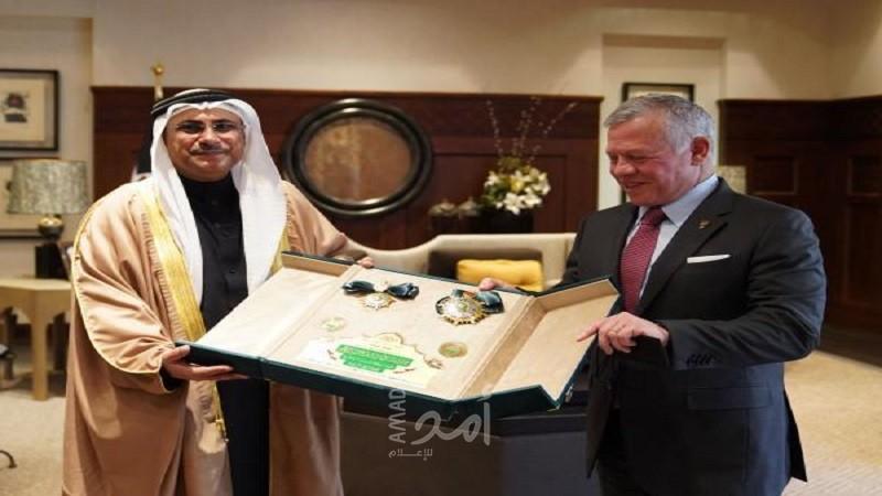 العسومي يٌسلم ملك الأردن وسام القائد وهو أرفع وسام يمنحه البرلمان العربي لقادة الدول
