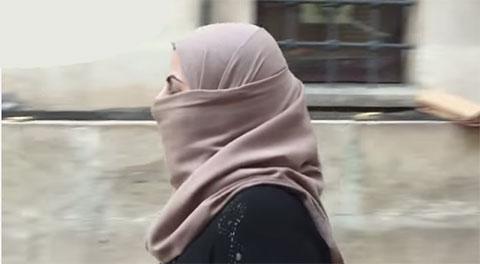 البغدادي يقدم رأس "جاسوسة" هدية لزوجة قاضي قتيل (فيديو)