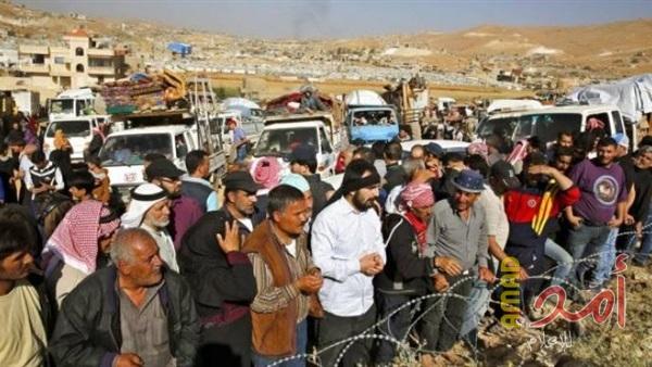العشرات من السوريين يتجمعون قرب السياج الإسرائيلي في هضبة الجولان