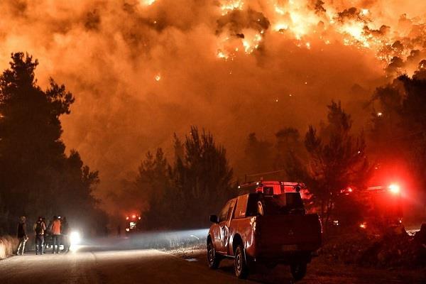 حريق هائل تسبب بـأكبر عملية إجلاء عرفتها اليونان