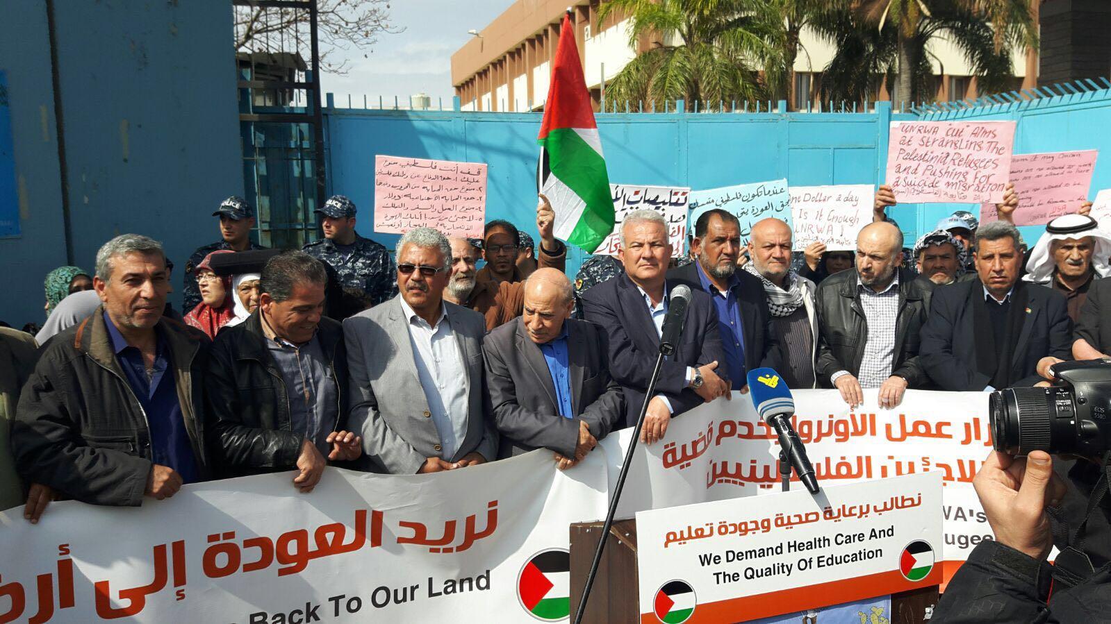 بالصور: اللاجئون الفلسطينيون في لبنان يعتصمون أمام المقر الرئيس لوكالة الأونروا