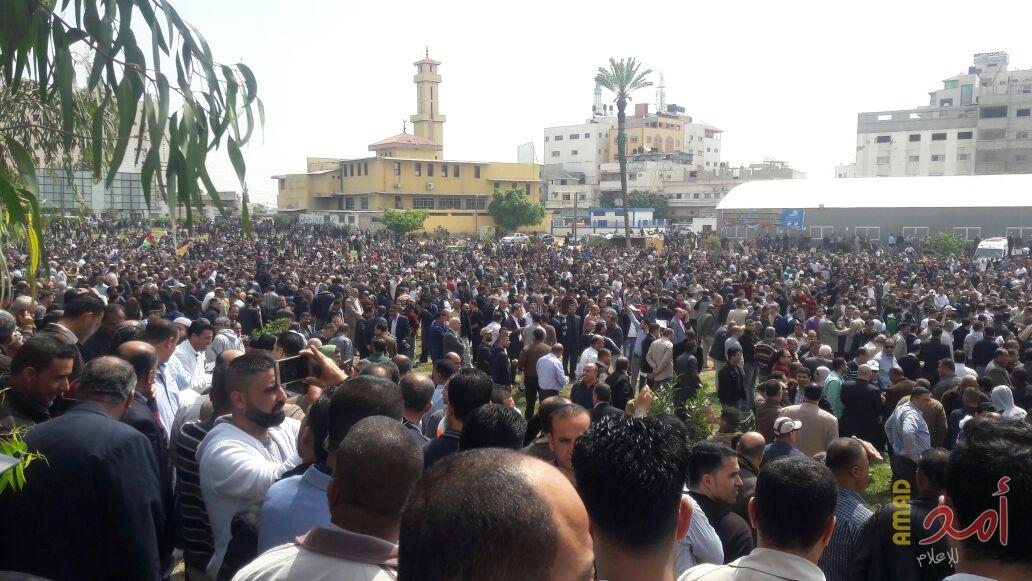 اعتصام عشرات الآلاف من موظفي قطاع غزة في السرايا