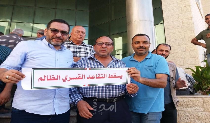 غزة: المتقاعدون قسرًا ينظمون وقفة للاحتجاج على قانون والتأخر بصرف رواتبهم