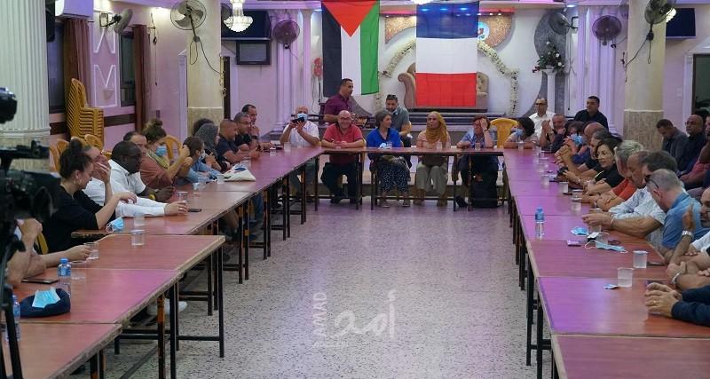 وفد من رؤساء وأعضاء بلديات فرنسية وبرلمان أوروبي يزور "مخيم الجلزون" شمال رام الله
