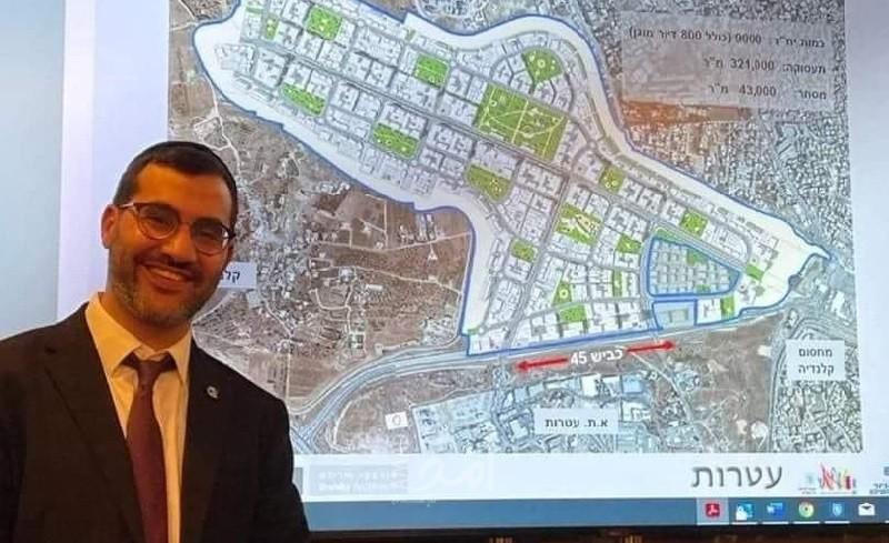 القدس: عضو بمجلس بلدية الاحتلال يستعرض المخطط الاستيطاني في منطقة مطار قلنديا- صور